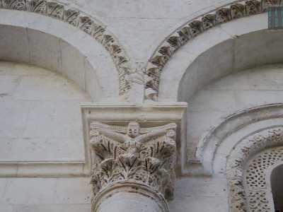 ...e di quattro arcate cieche "sorrette" da colonne...